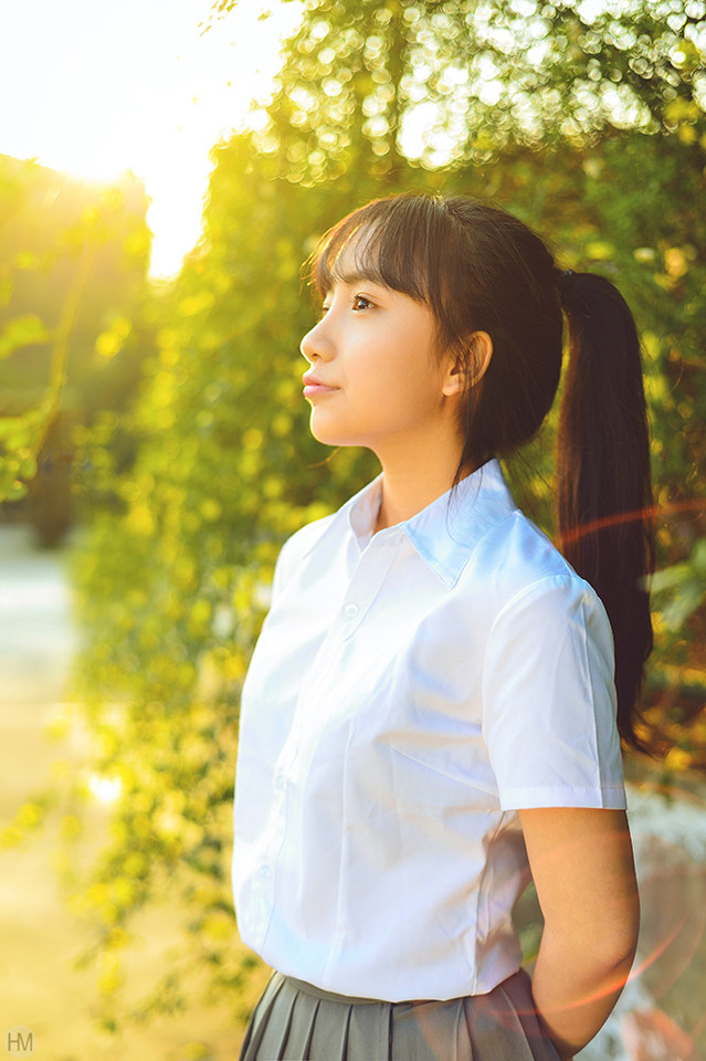 马尾少女逆光下的侧颜