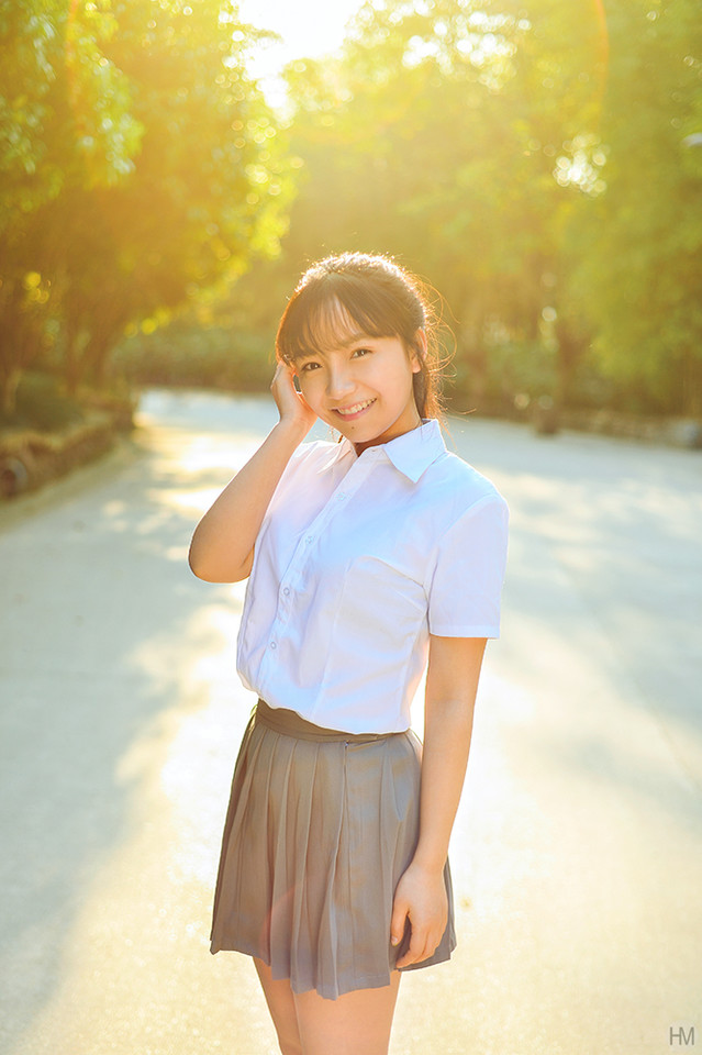 马尾少女逆光下的侧颜