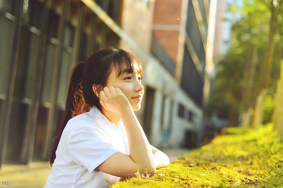 马尾少女逆光下的侧颜