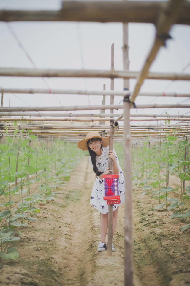 可爱清新草帽女孩田野奔跑