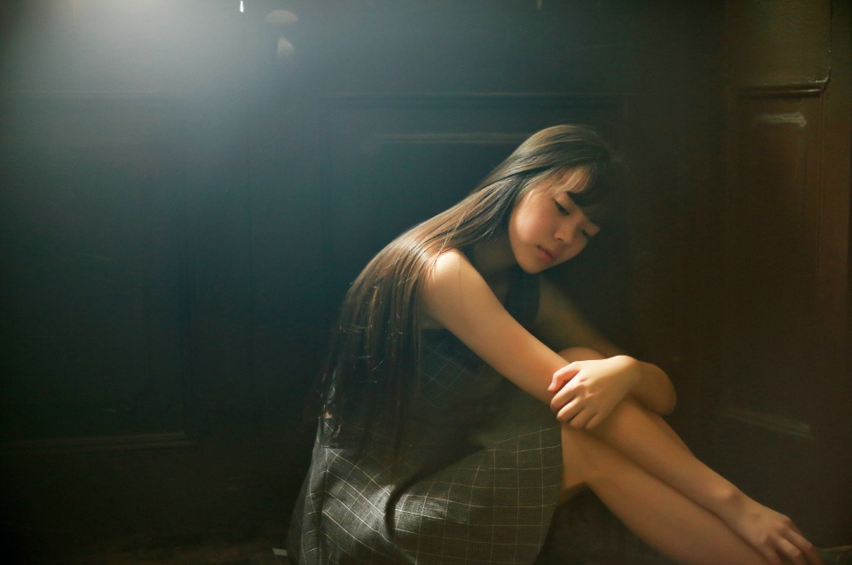 长发少女落寞写真