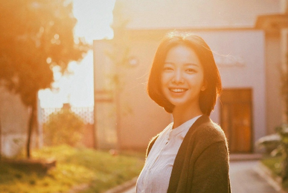 文艺清新短发女生逆光写真