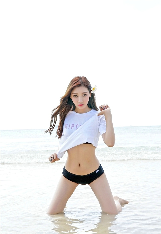 清纯女孩夏日海边度假