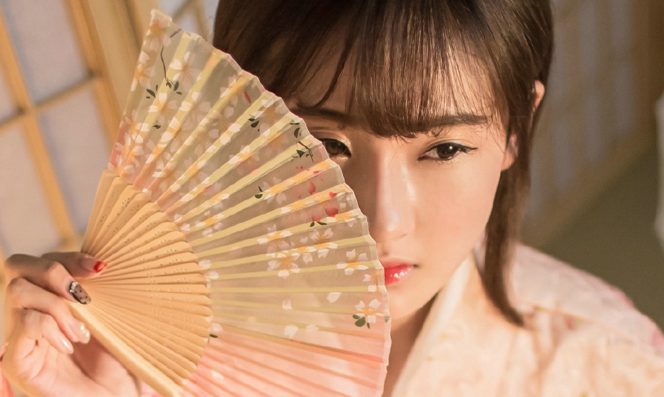和服少女娇羞半露香肩