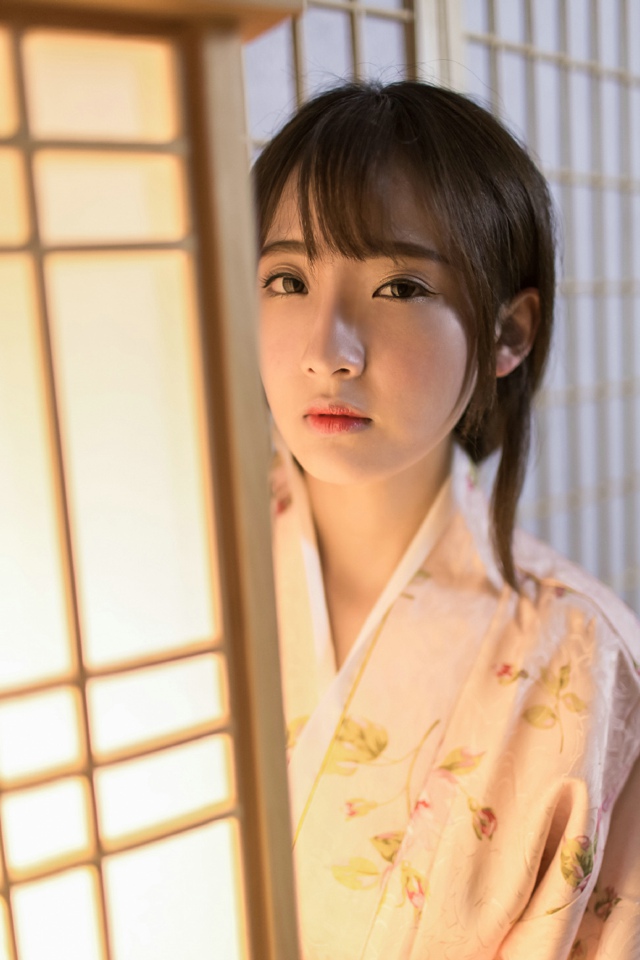 和服少女娇羞半露香肩