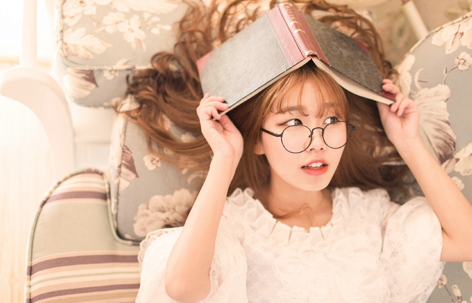 可爱眼镜少女呆萌私房写真