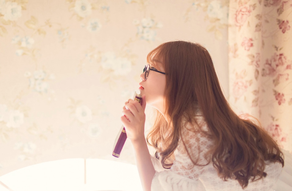 可爱眼镜少女呆萌私房写真