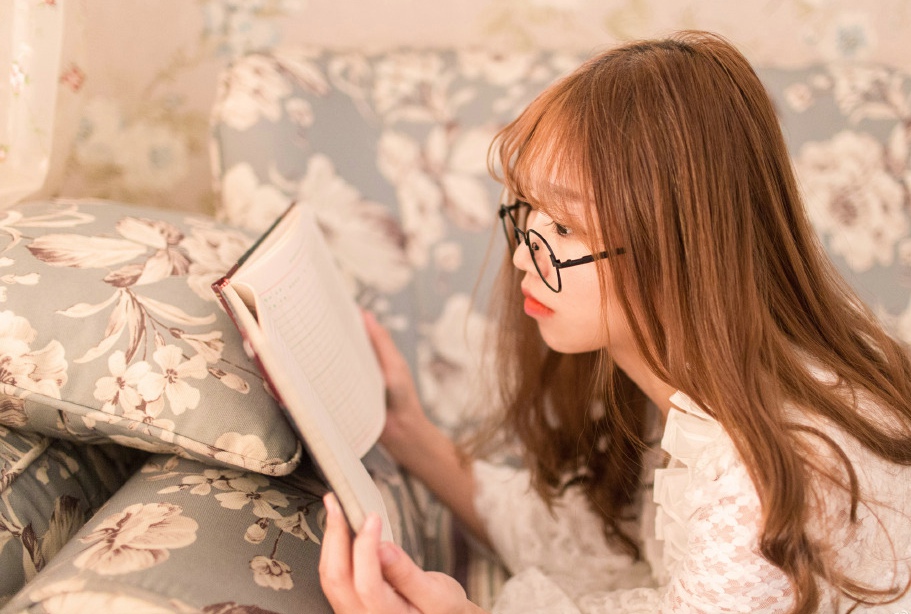 可爱眼镜少女呆萌私房写真