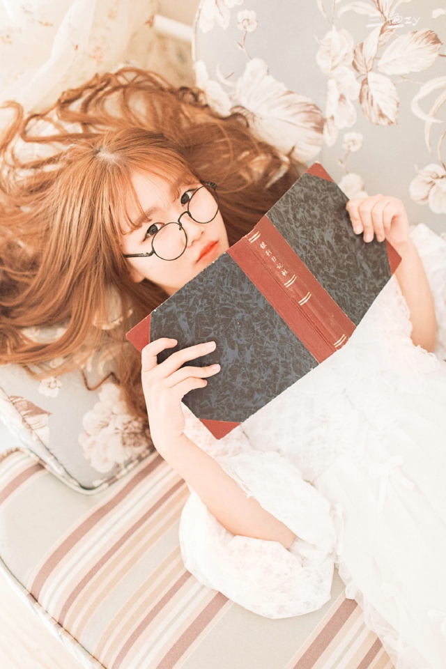 可爱眼镜少女呆萌私房写真