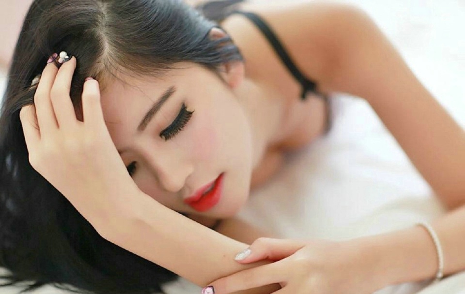 性感熟女眼神妩媚很迷人