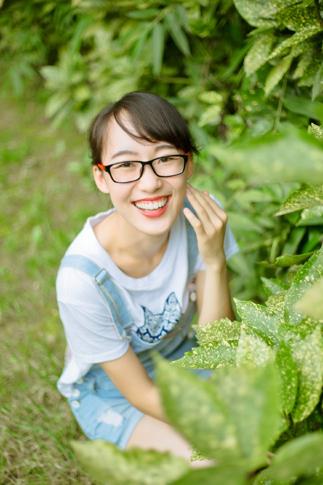 背带裤女孩户外写真搞怪