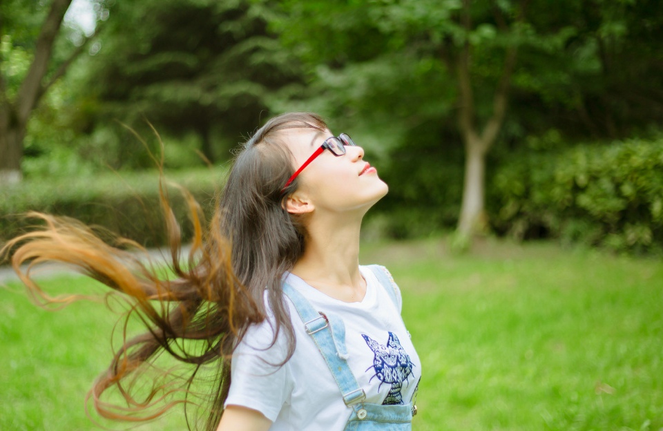 背带裤女孩户外写真搞怪