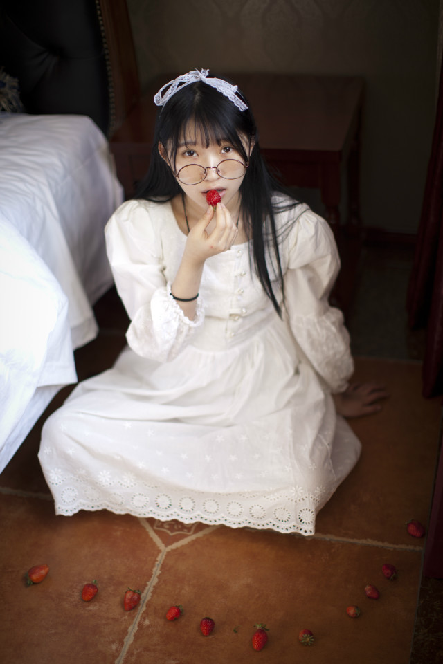 可爱草莓呆萌少女