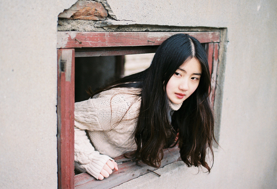 毛衣美眉雪地里回眸迷倒众人