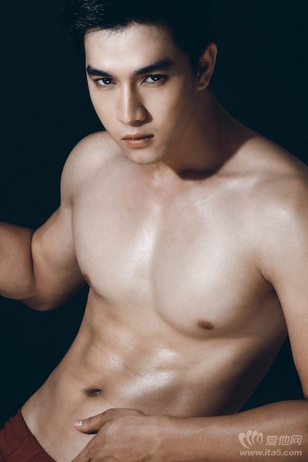 香港男艺人肌肉健身帅哥黄长发裸上半身性感摄影写真大片