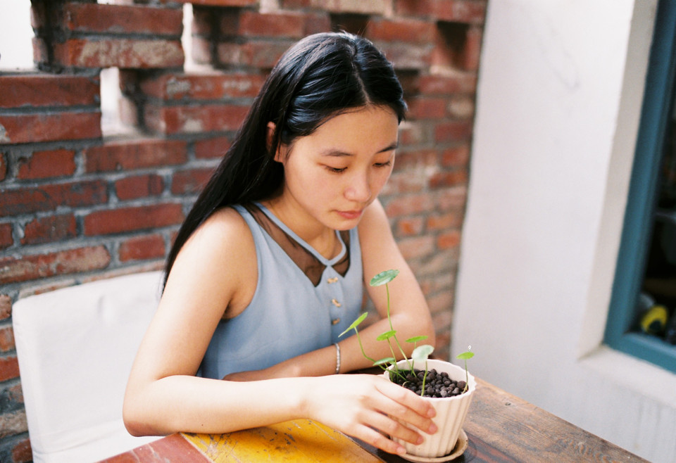 街角遇到邻家女孩独自落寞