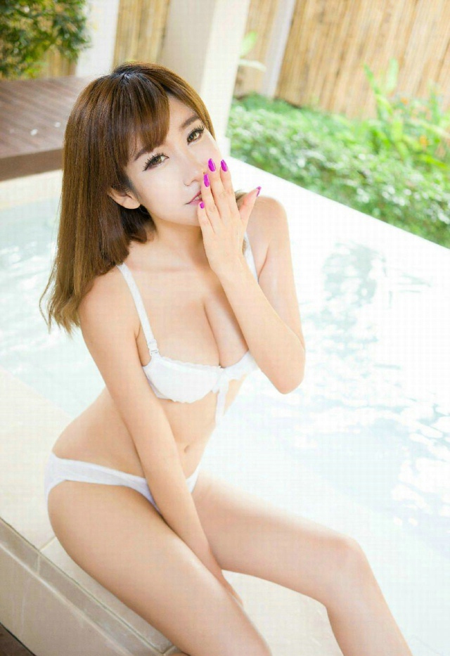 白嫩女神美乳很迷人