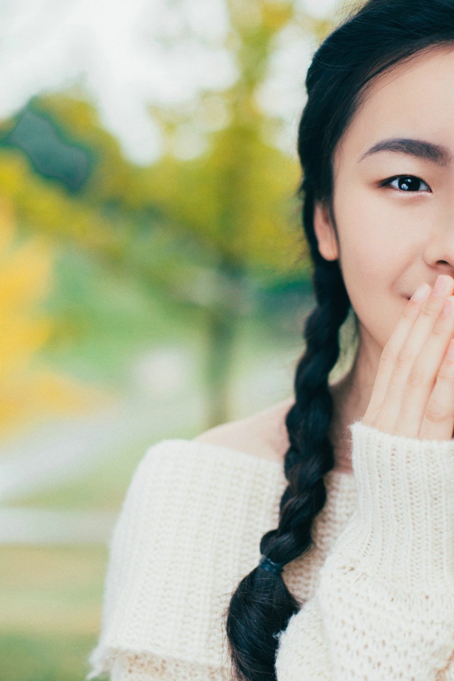 双麻花辫女生漫步枫林