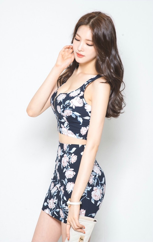 韩范碎花少女的小性感