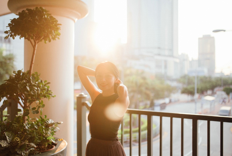 黑衣女生逆光写真