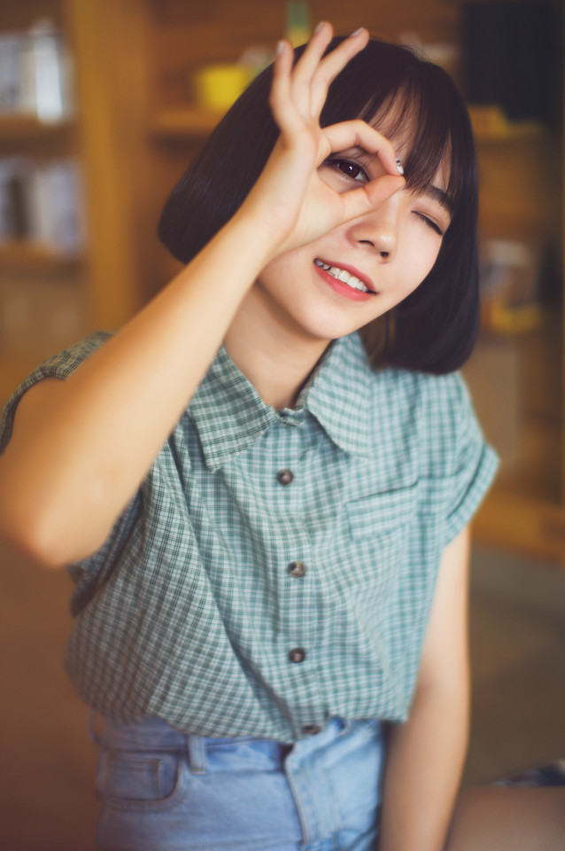 短发格子清新女生和萌宠