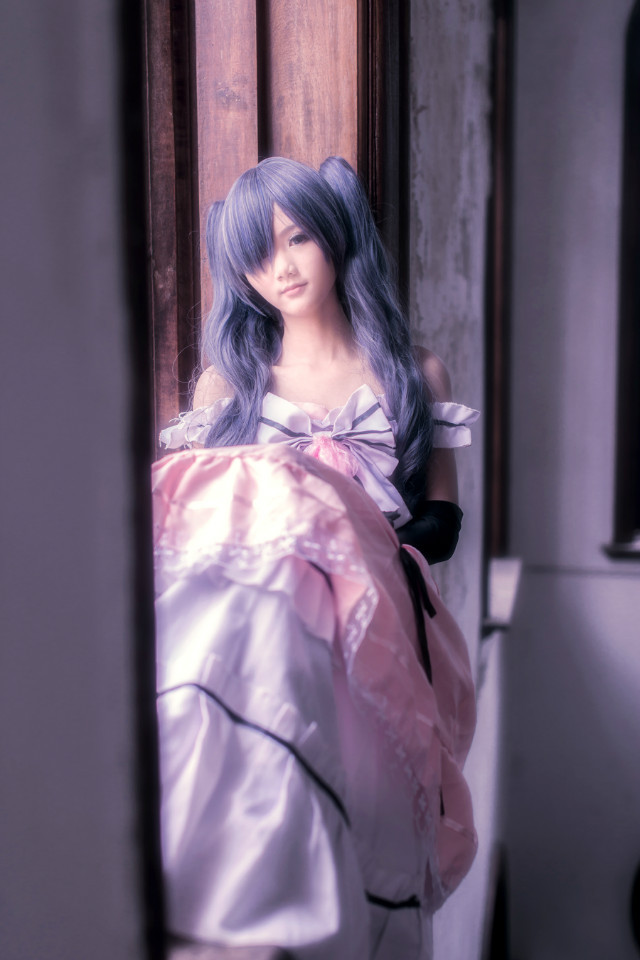 粉嫩皙白美女华丽cosplay