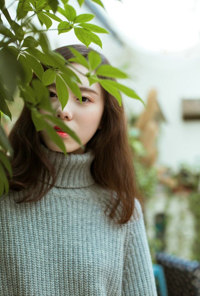 灰色毛衣美女气质优雅写真