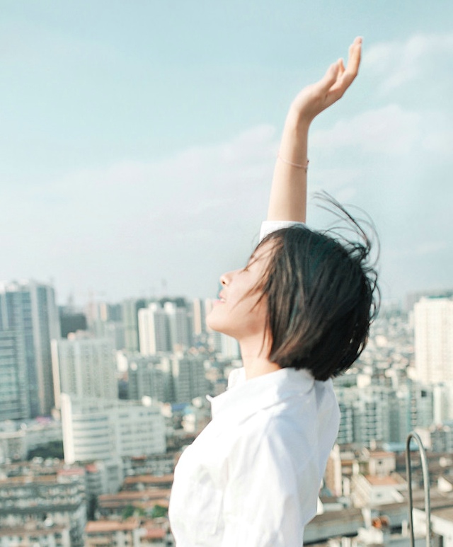 白衬衫干净美女天台写真