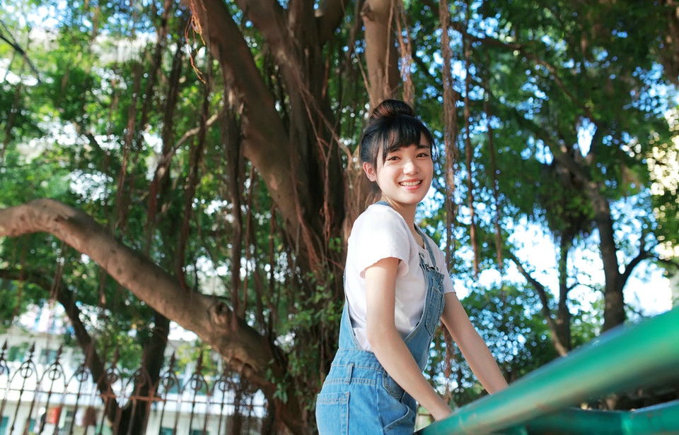丸子头背带裤清新美女