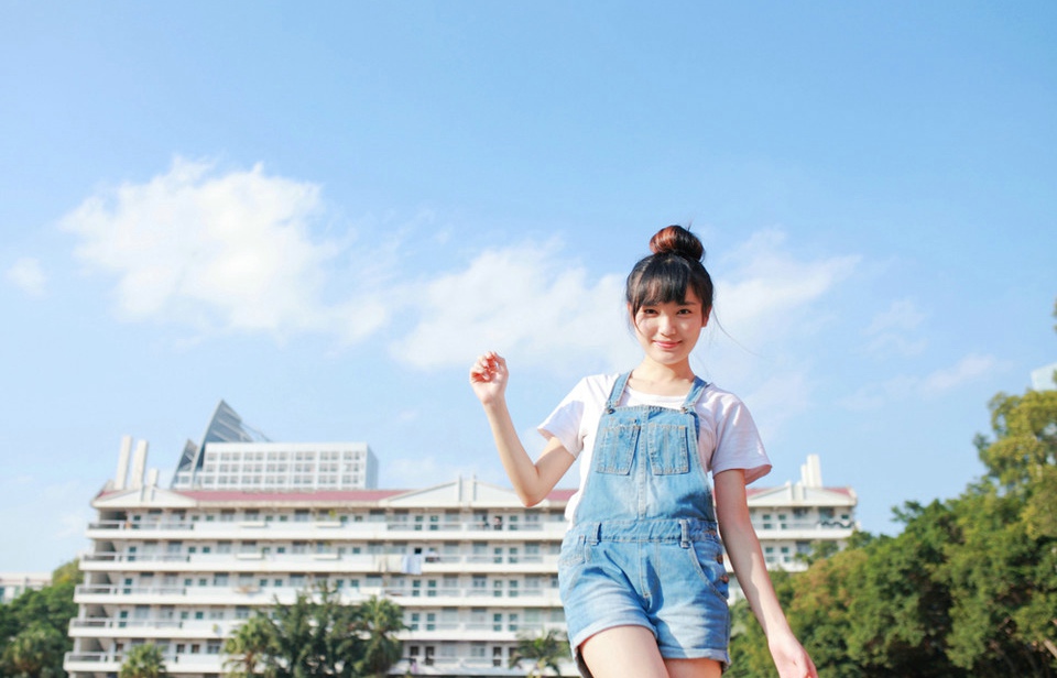 丸子头背带裤清新美女