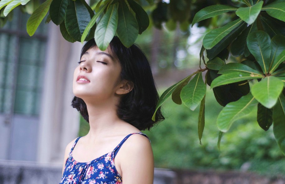 碎花吊带美女清凉写真
