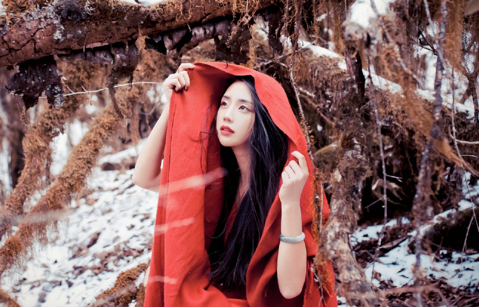 雪地里红衣美女美艳动人