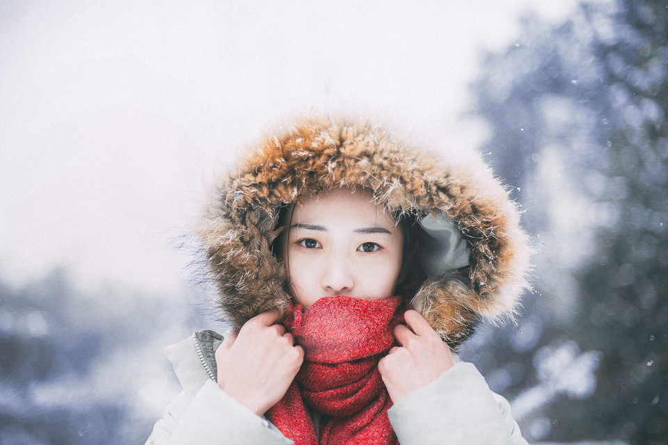 丸子头清新美女雪地里美如画