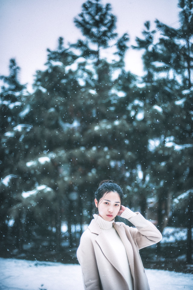 丸子头清新美女雪地里美如画