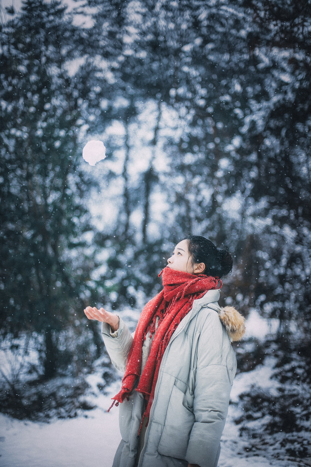 丸子头清新美女雪地里美如画