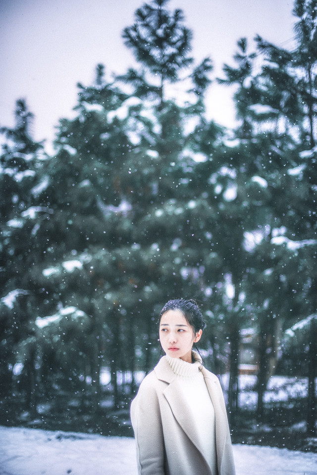 丸子头清新美女雪地里美如画