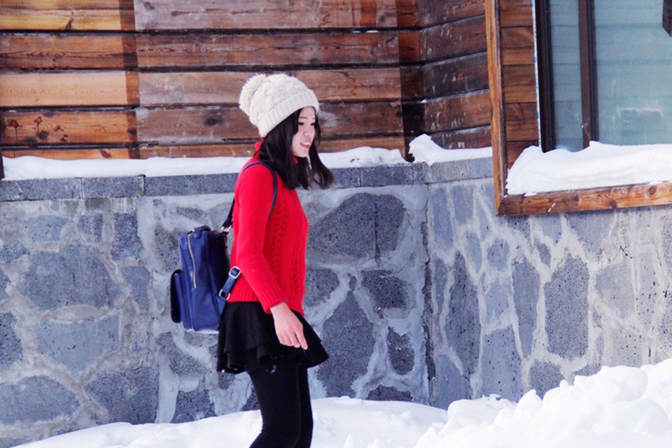 雪地里红衣美女自在嬉戏