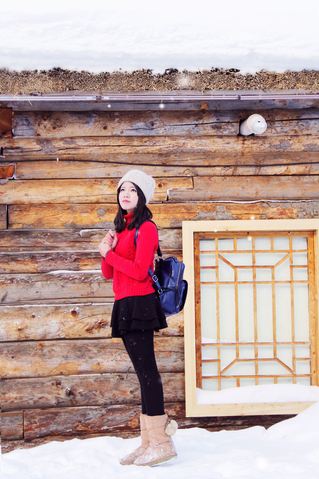 雪地里红衣美女自在嬉戏