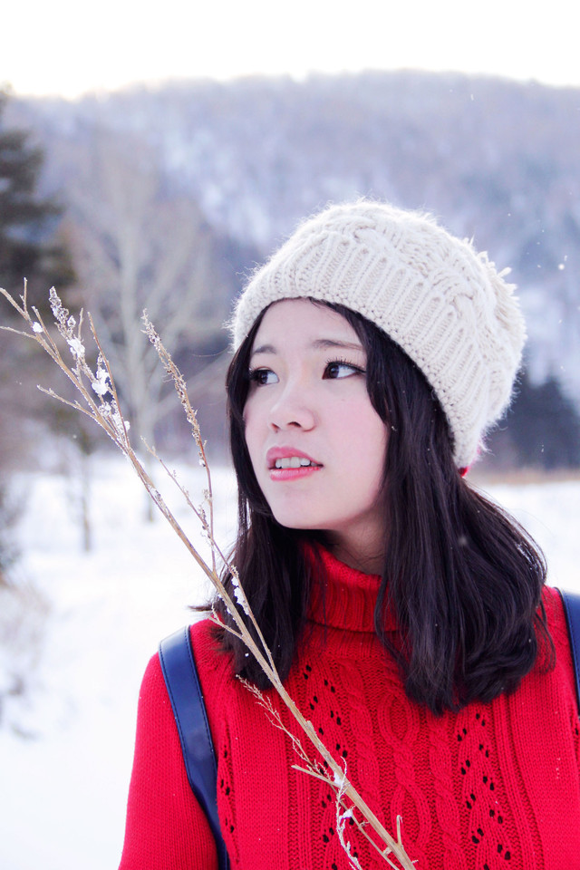 雪地里红衣美女自在嬉戏