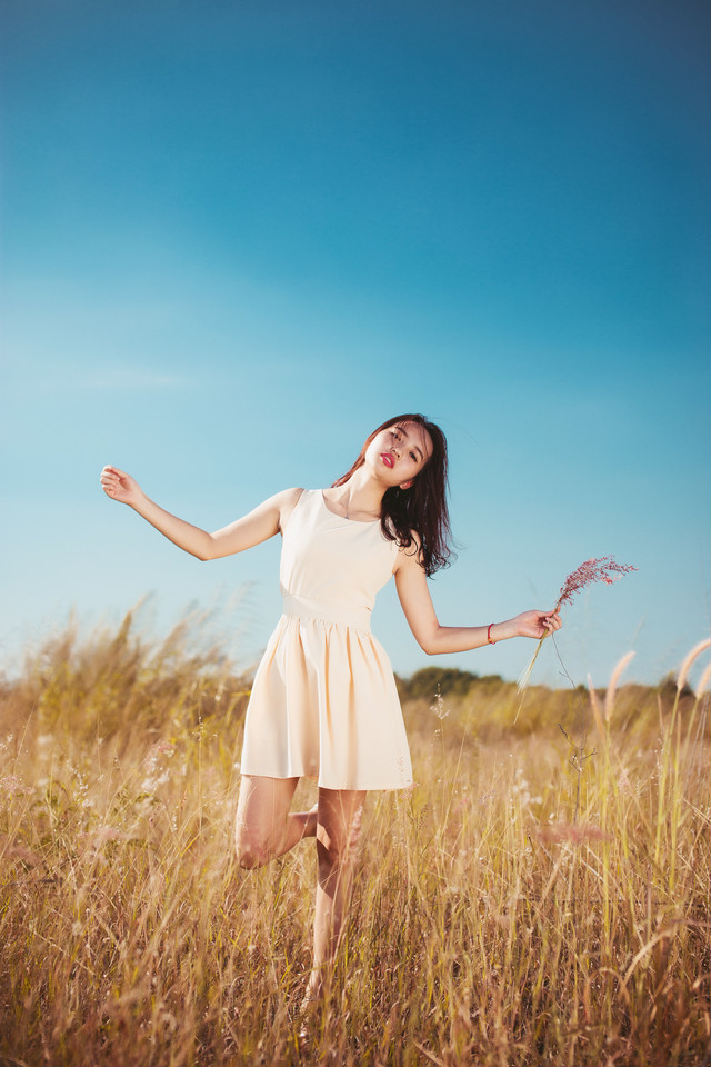 白裙美女芦苇地清新可人