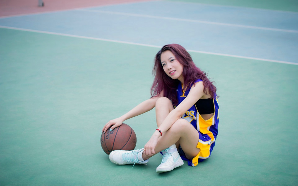 篮球美眉活力活泼十足
