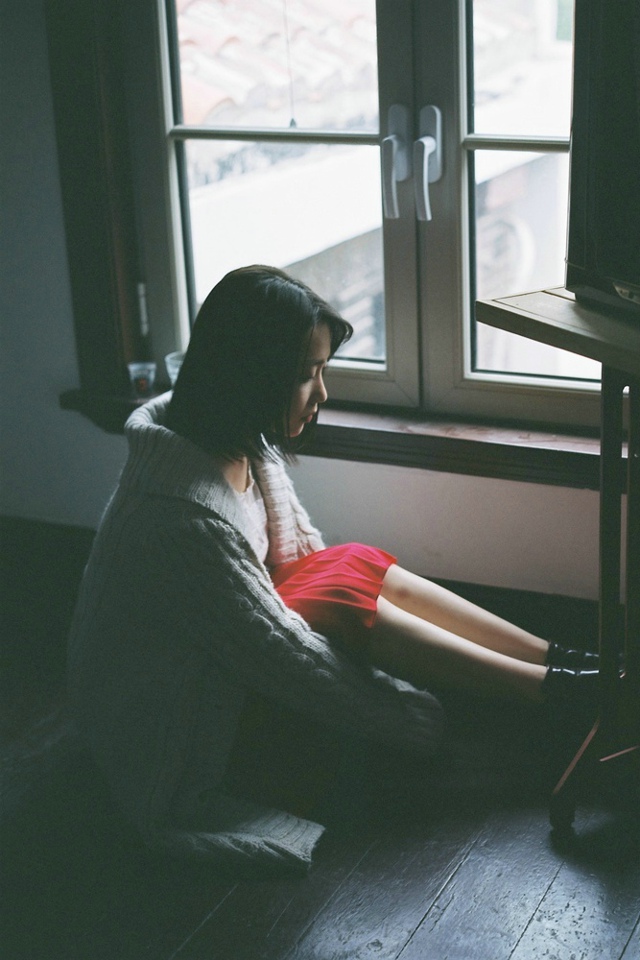 孤单美女独自一人惹人怜