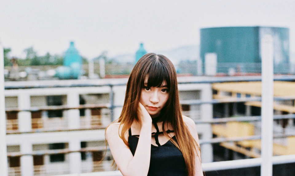 黑衣美女天台秀美腿