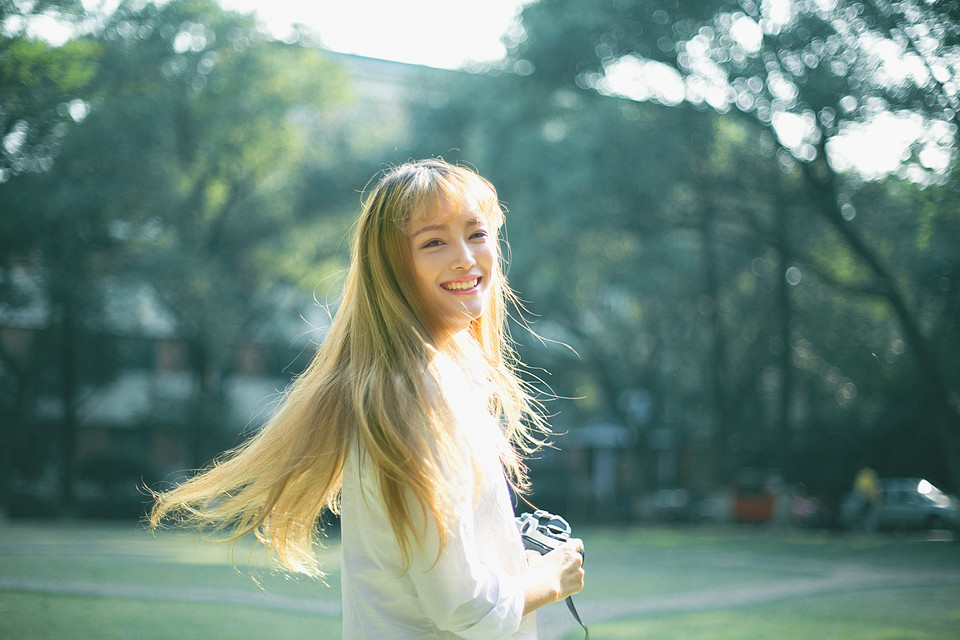 阳光下白衬衫美女笑容灿烂