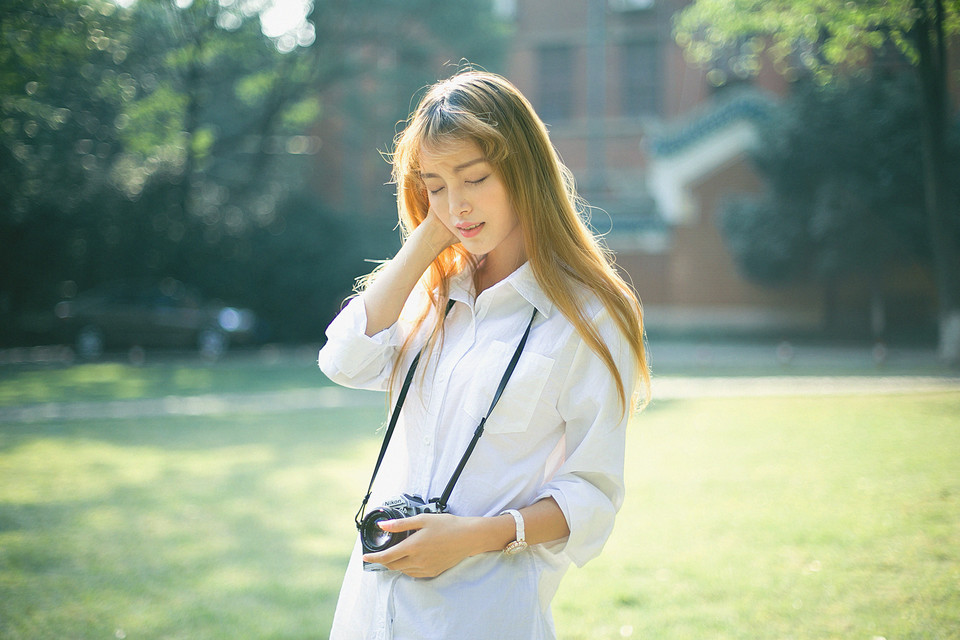 阳光下白衬衫美女笑容灿烂