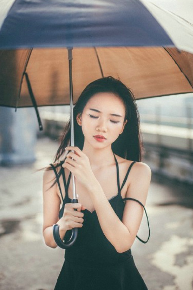 雨天黑衣美女天台慵懒写真