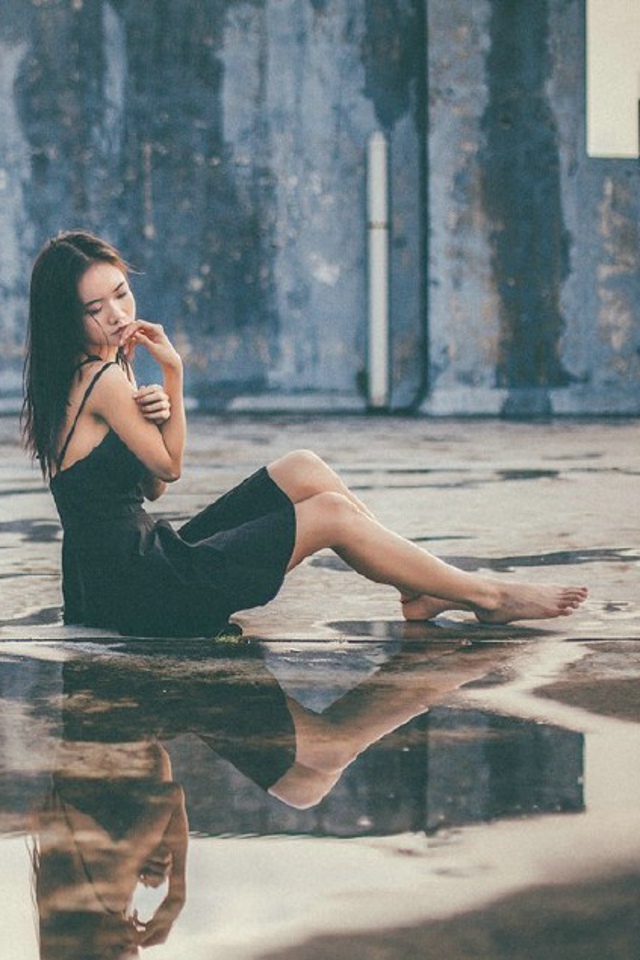 雨天黑衣美女天台慵懒写真