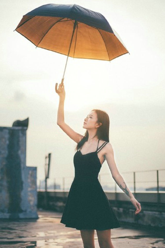 雨天黑衣美女天台慵懒写真