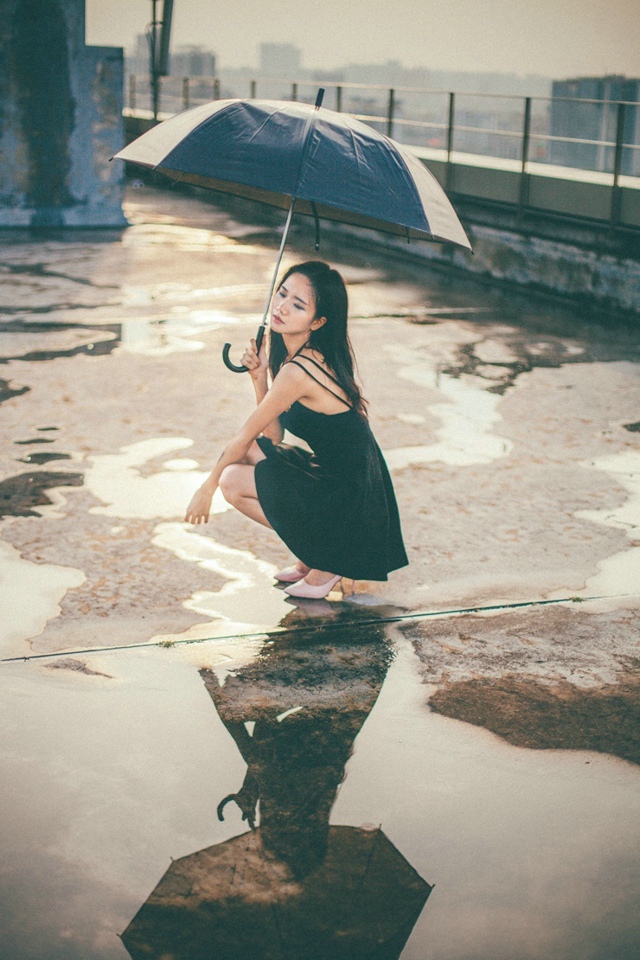 雨天黑衣美女天台慵懒写真