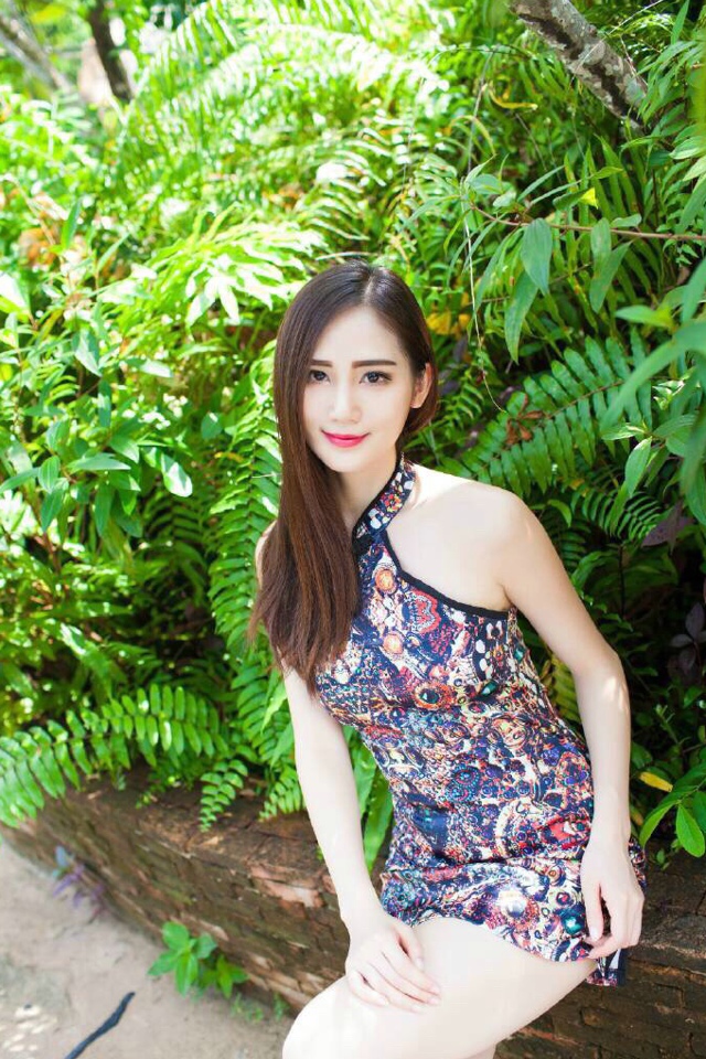 旗袍美女大秀修长美腿